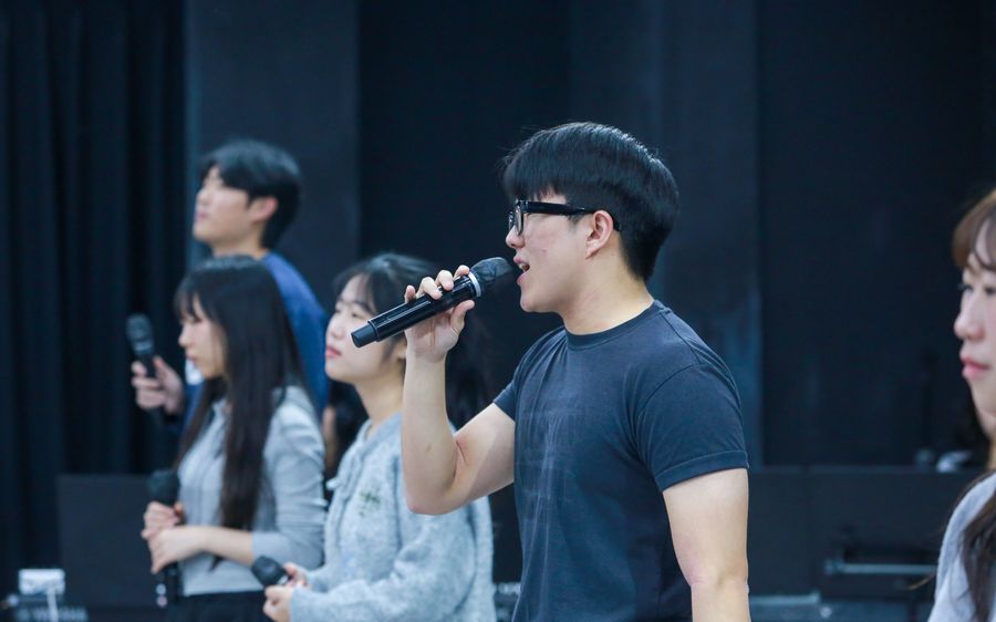캠프 예배 시간에 찬양팀이 찬양하는 모습