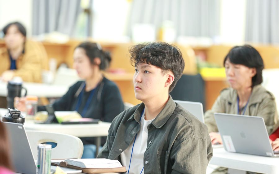 청년들이 강의를 듣는 모습