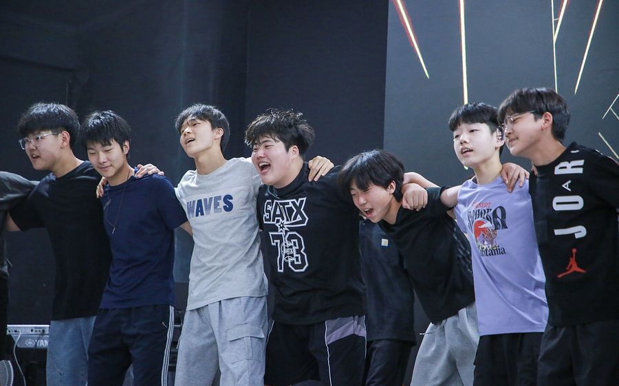 청소년들이 어깨동무를 한 모습