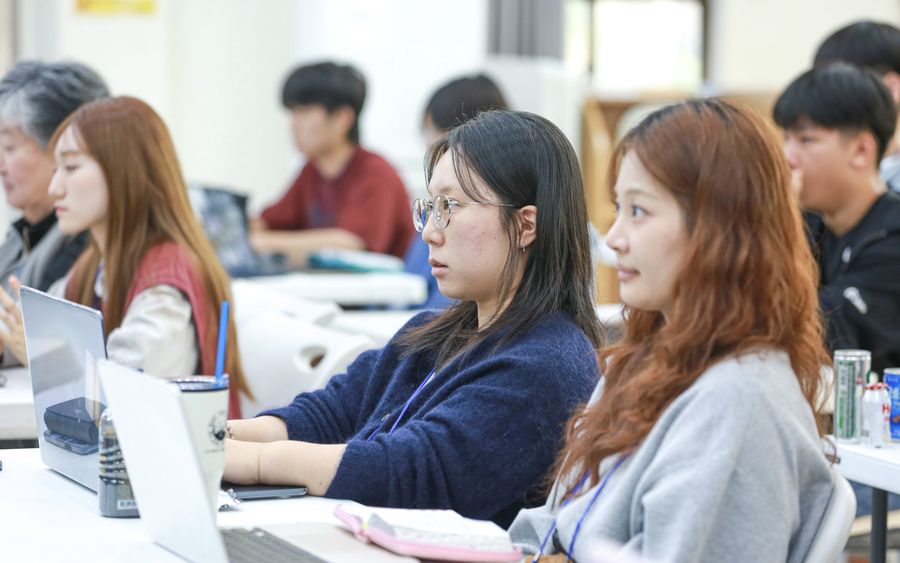 참가자들이 노트북과 휴대폰으로 함께 공부하는 모습