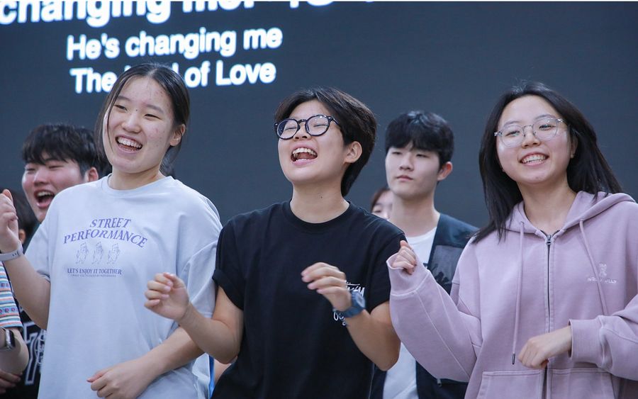저녁 집회에서 함께 찬양하는 참가자들